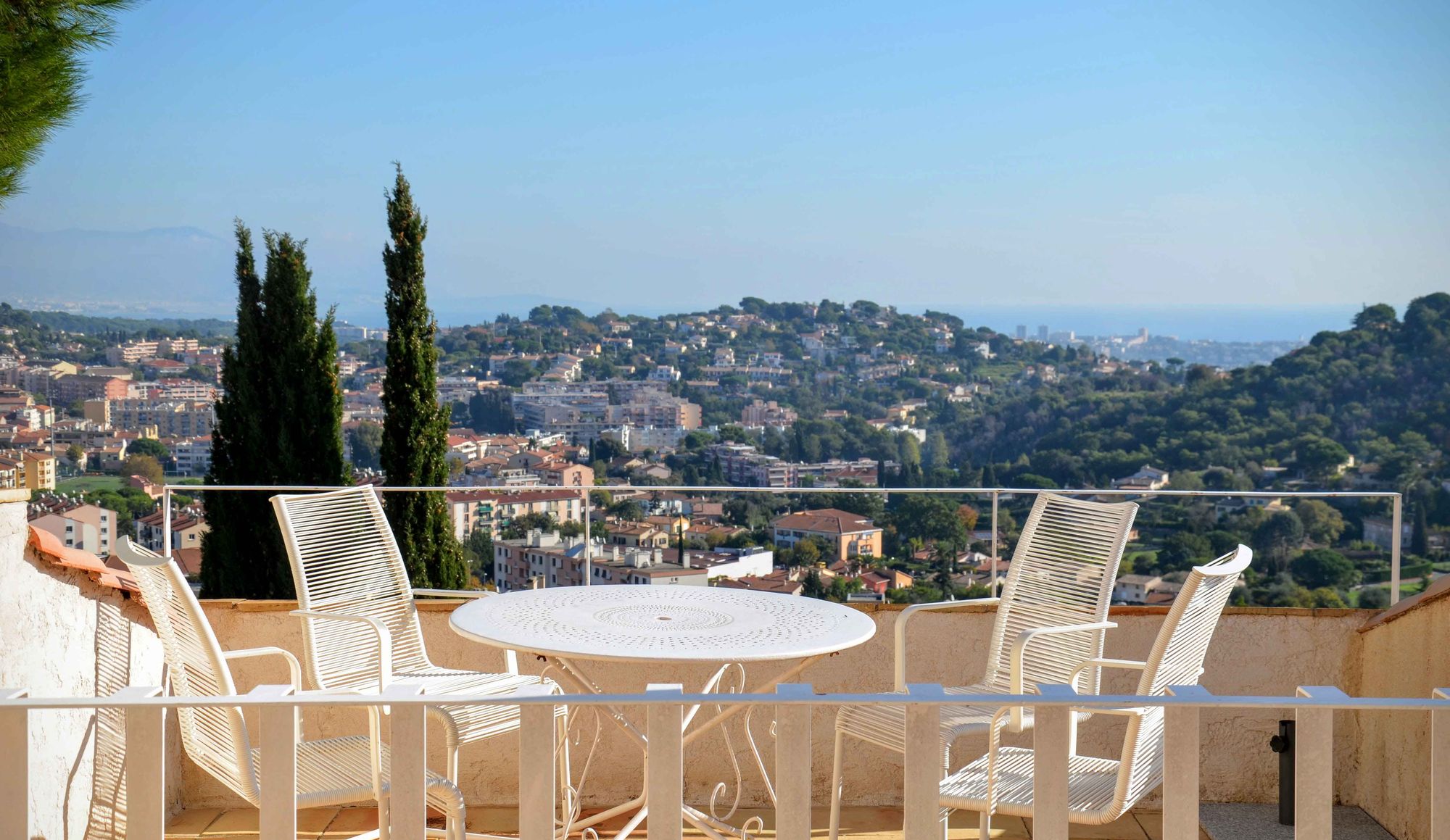 Terrasse mit Blick über Vallauris und das Meer